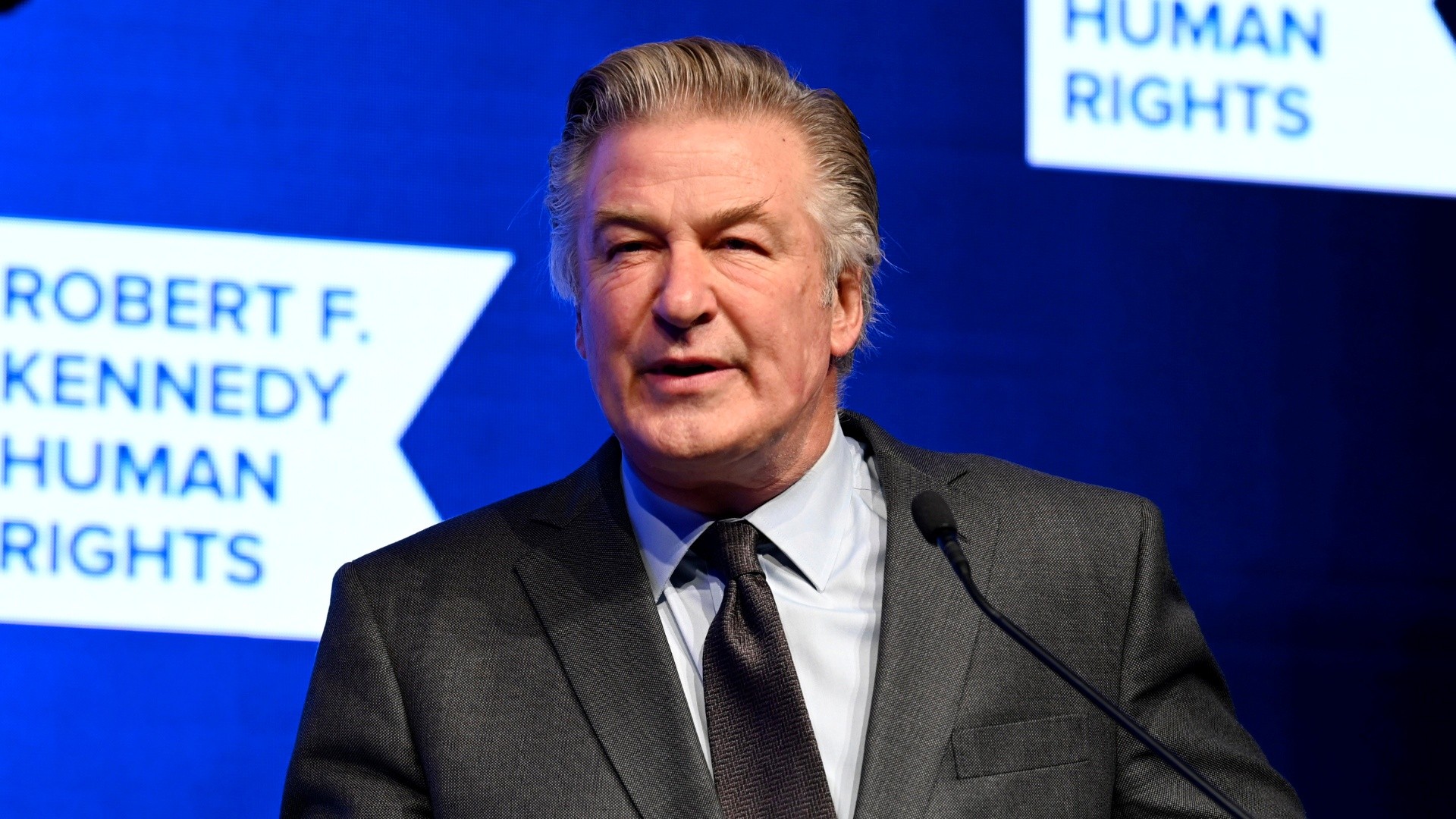 Jurado acusa formalmente al actor Alec Baldwin por tiroteo mortal de 2021
