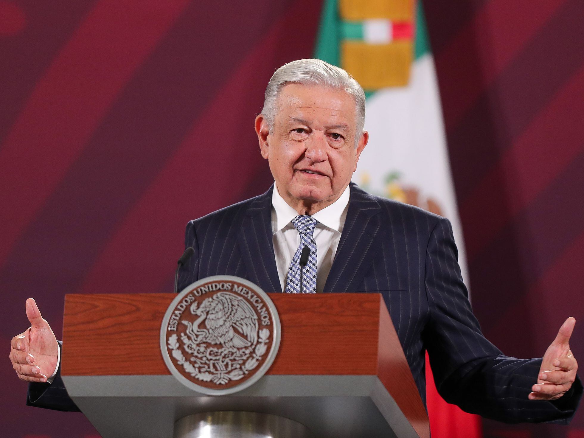 Analiza AMLO solicitar a gobiernos estatales apoyo para aumento a maestros