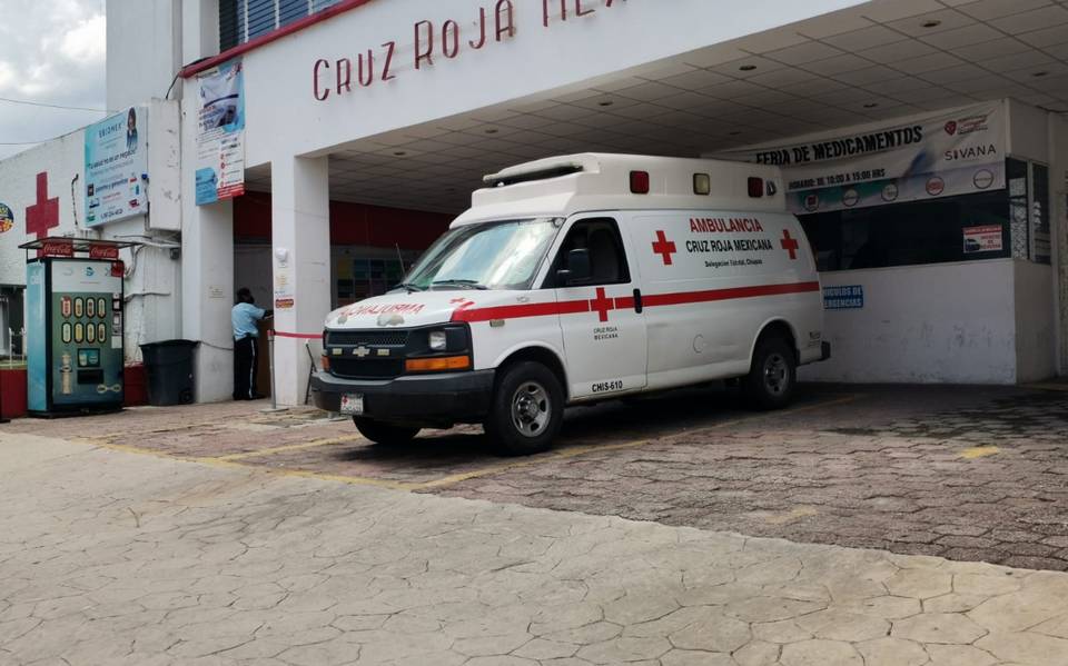 Ambulancia tira a paciente en calles de Chiapas