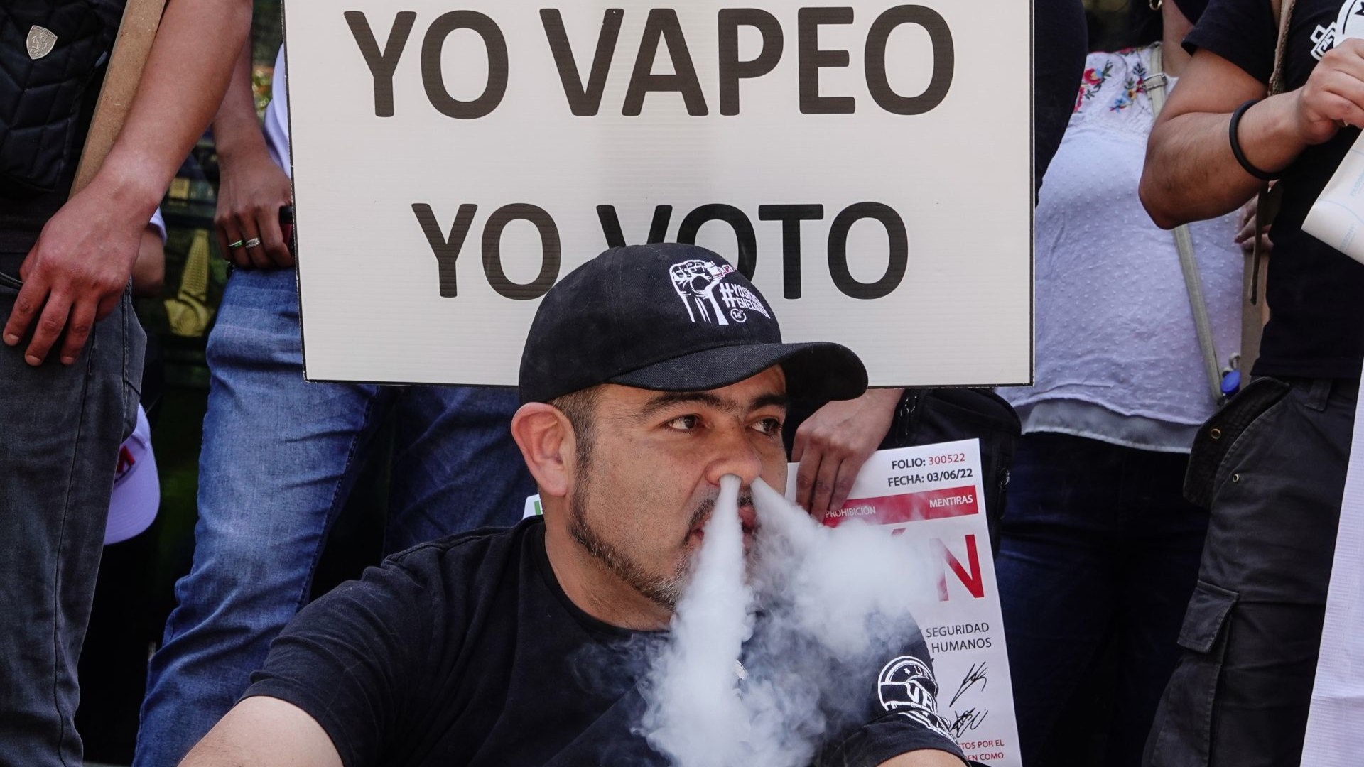AMLO señala a autoridades de permitir la venta de vapeadores