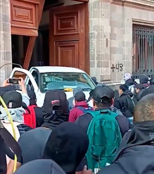 Normalistas derriban puerta de Palacio Nacional