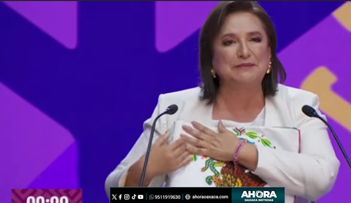 Xóchitl Gálvez protesta con bandera al revés