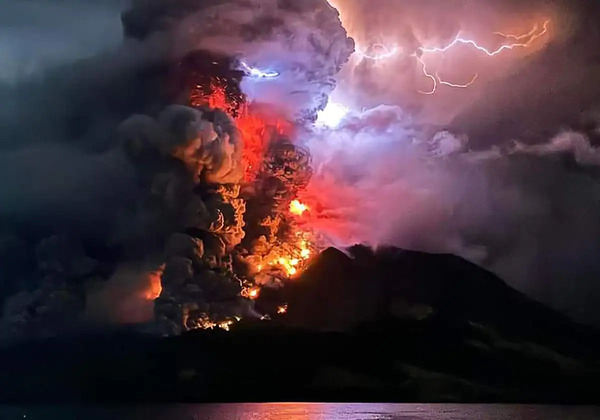 Continúan los desalojos tras erupción del volcán Ruang en Indonesia