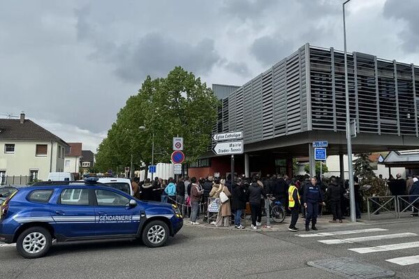 Muere niña de 12 años por un infarto al ver cómo hombre apuñaló a dos compañeras de escuela