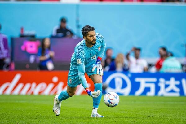 ¡Insólito! Portero de la Selección de Irán, suspendido tras abrazar a una fan en la cancha