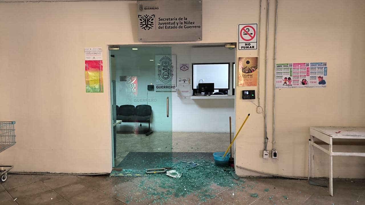 Normalistas vandalizan Palacio de Gobierno de Chilpancingo