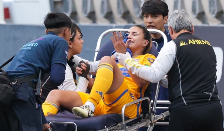 Nayeli Rangel, jugadora del Tigres Femenil, sufre fractura durante partido contra Puebla Femenil.