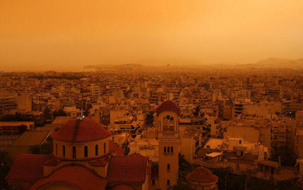 Atenas se tiñe de naranja y Helsinki de blanco: el tiempo sorprende en Europa