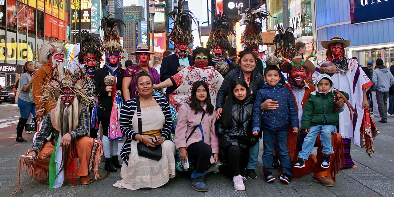 Danzantes de la cultura mixteca Oaxaca brillan en las calles de Manhattan