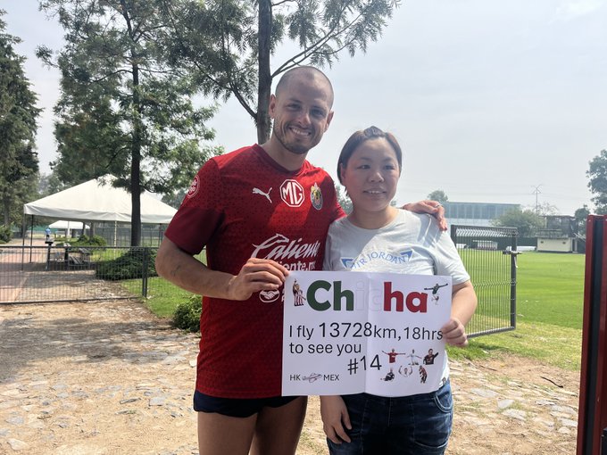 Aficionada de Hong Kong conmueve al ‘Chicharito’ tras viajar 18 horas para conocerlo