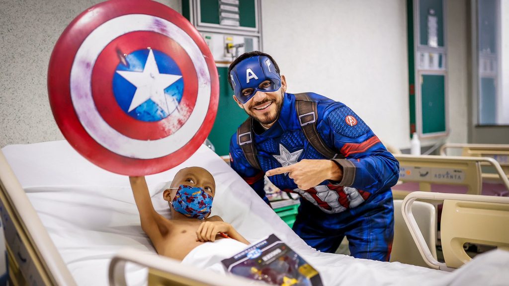 Jugadores del América llevan alegría a niños en el Instituto Nacional de Pediatría