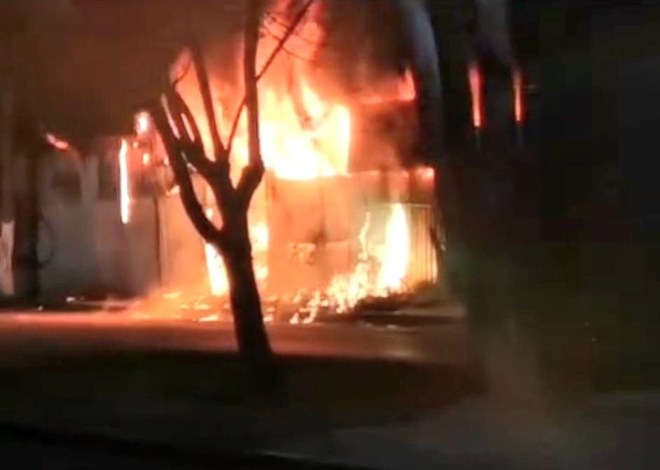 Incendio consumió 20 locales en la Central de Abastos de Celaya