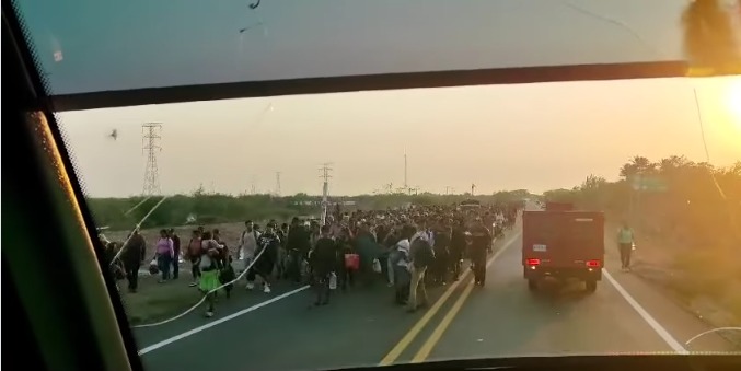 Avance de la caravana migrante por el Istmo de Oaxaca