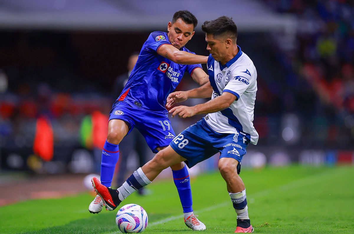 Cruz Azul vence al Puebla con polémico penal en el Cuauhtémoc