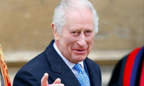 Carlos III visita un centro contra el cáncer en su primer acto público desde su diagnóstico