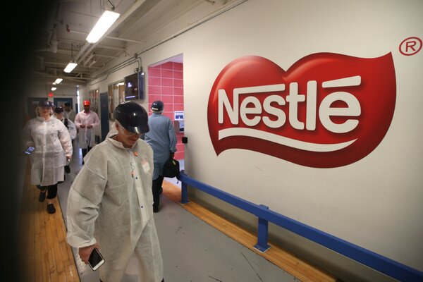 Estudio acusa a Nestlé de usar más azúcar en productos para bebés en México y otros países