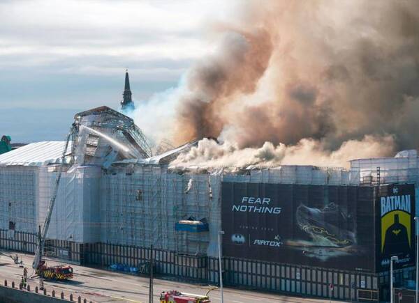 Incendio arrasa con histórica bolsa de valores de Copenhague, Dinamarca