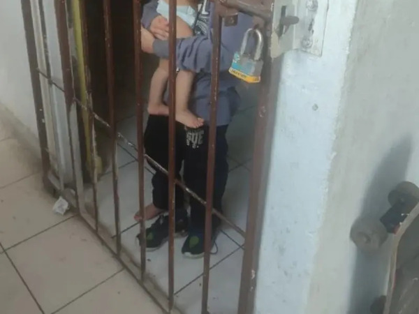 Rescatan en Nuevo León a hermanos abandonados en casa