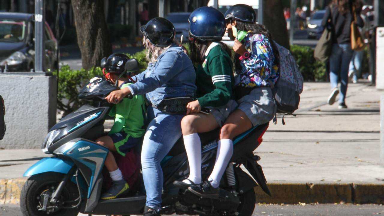 Por ley, menores de 12 años ya no pueden viajar en motocicleta en México