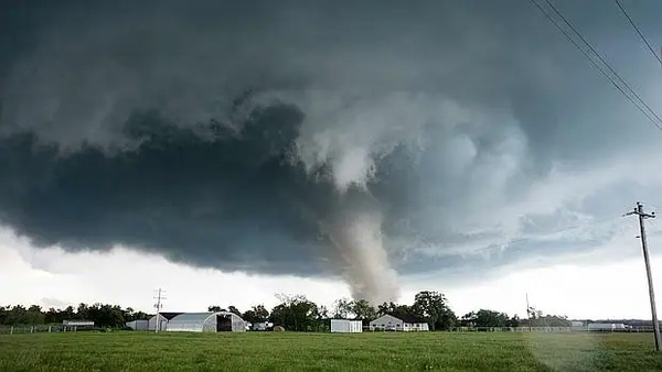 Múltiples tornados causan destrucción en Oklahoma; hay al menos dos muertos