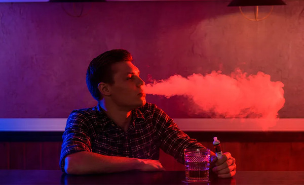 La OMS da a conocer informe sobre consumo de alcohol y uso de vapeadores entre adolescentes