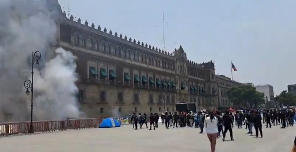 Normalistas de Ayotzinapa lanzan cohetones a Palacio Nacional; hay 26 policías heridos