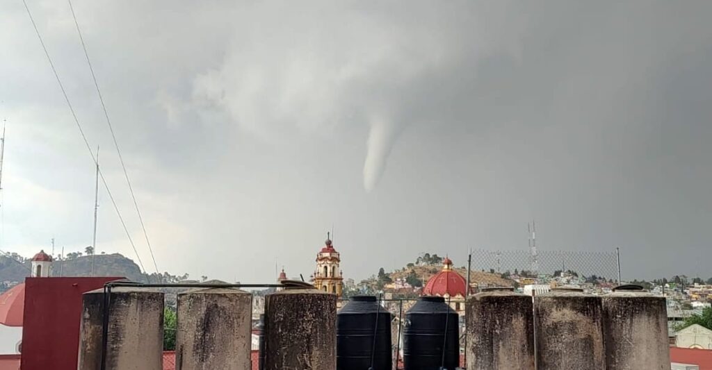 Dos fallecidos tras tornado en Toluca, Estado de México