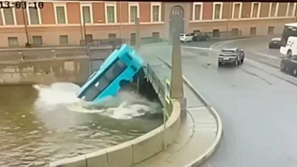 Autobús pierde el control y cae al río con 20 pasajeros a bordo