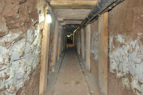 Descubren narcotúnel bajo muro fronterizo entre México y EU