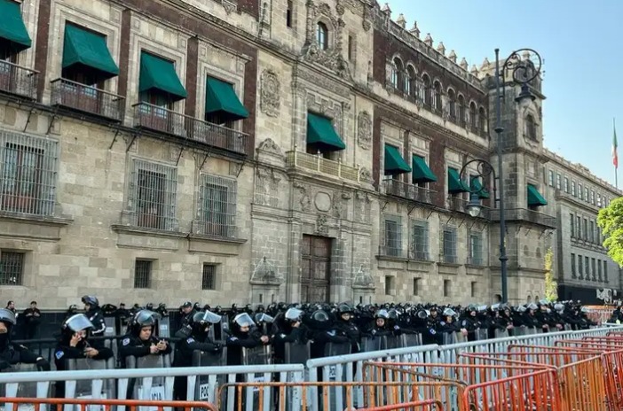 «La violencia no ayuda»: AMLO ante situación entre maestros y el Palacio Nacional