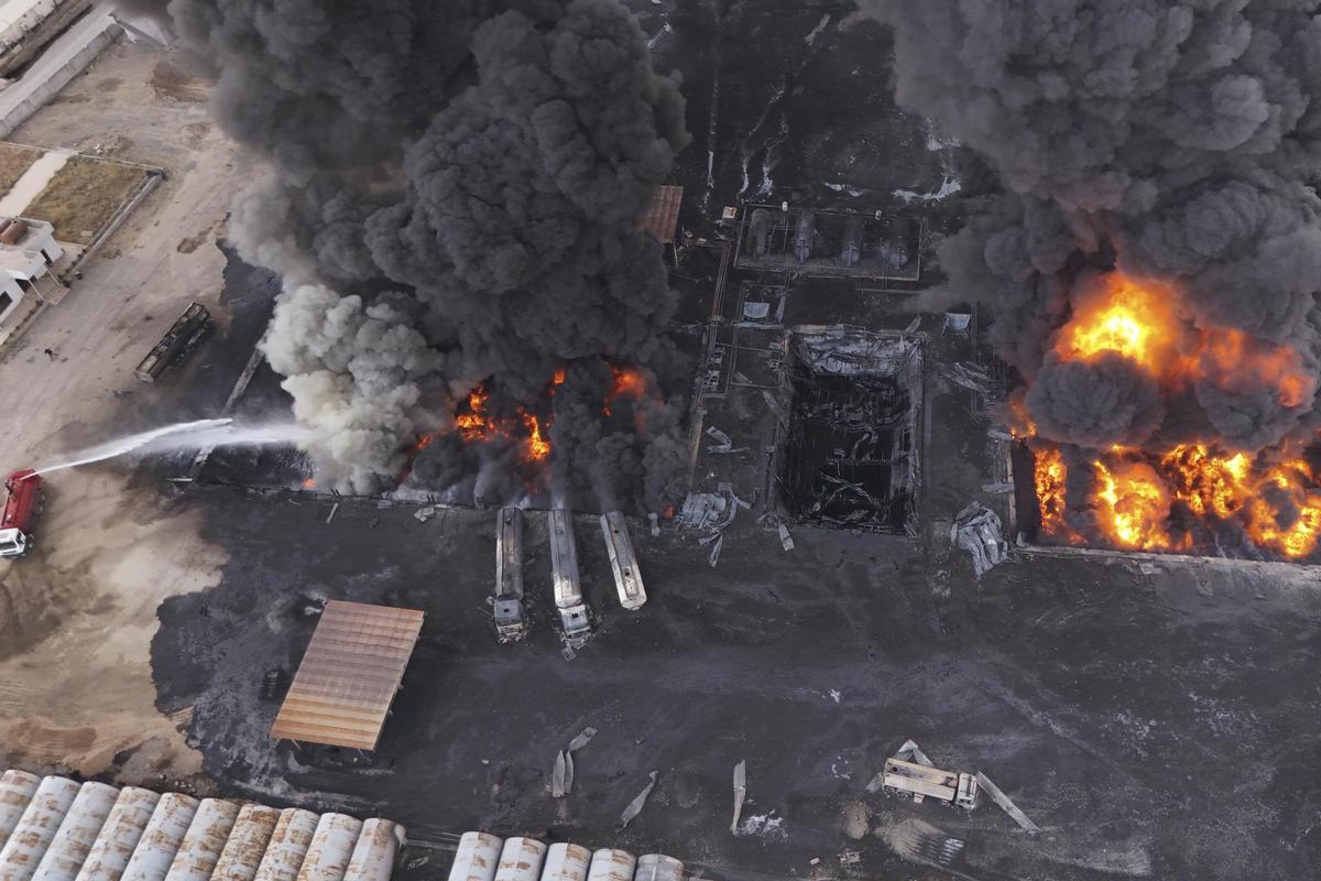 Gran incendio en una refinería de petróleo en Irak causa múltiples heridos