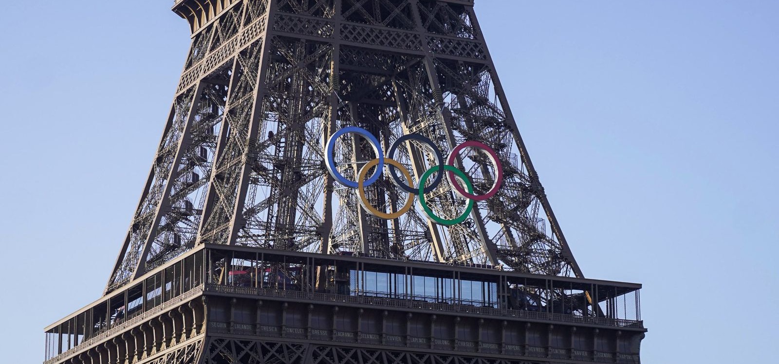 50 días para París 2024: Anillos olímpicos en la Torre Eiffel