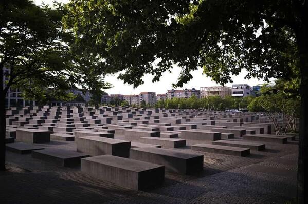 IA podría ayudar a difundir información falsa sobre el Holocausto: Unesco