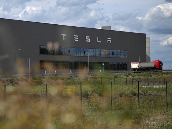 Hallan bomba de la Segunda Guerra Mundial junto a gigafactoría de Tesla en Alemania