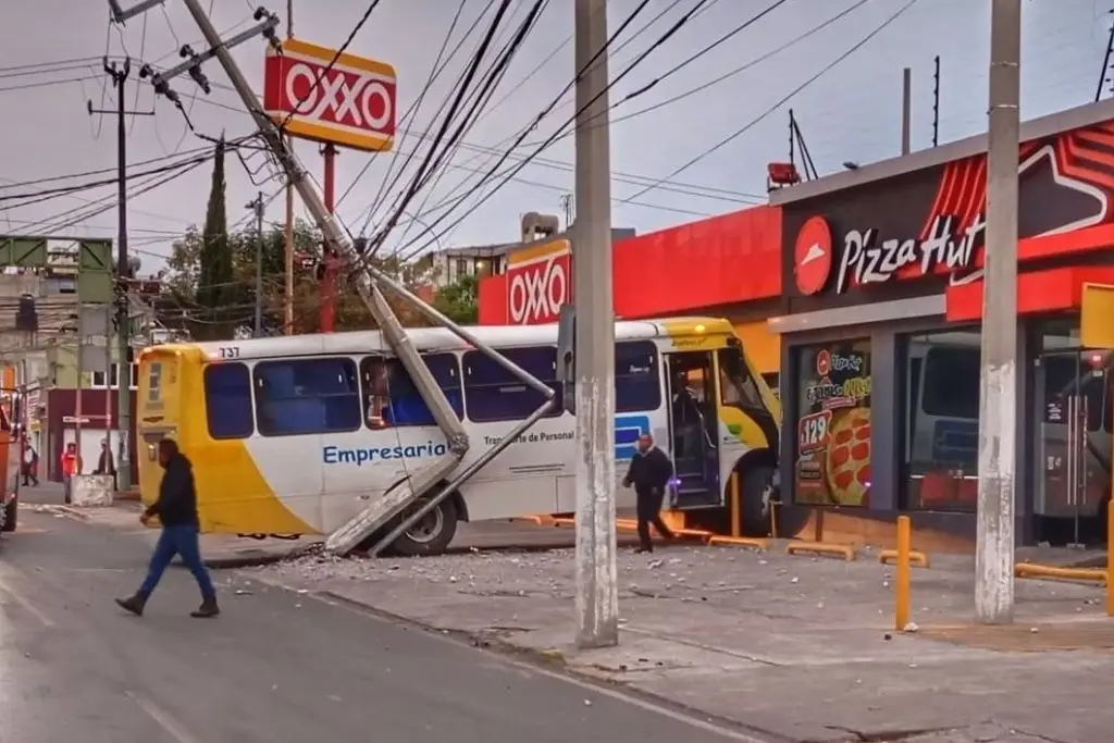 Autobús impacta a Oxxo en Toluca