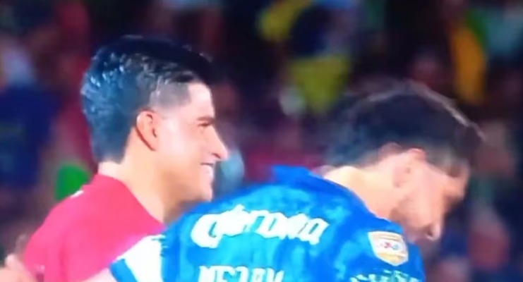 Polémica por gesto del árbitro con jugador en Juárez – América