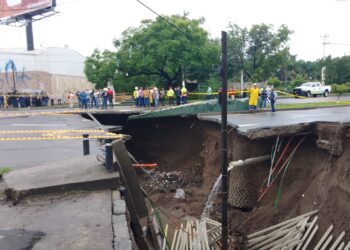 Socavón de 10 metros tras fuertes lluvias en Jalisco