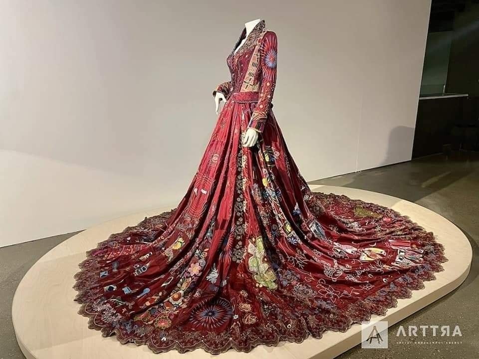 Artistas del mundo realizan vestido rojo bordado en el transcurso de 13 años