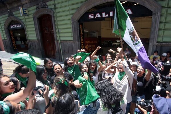 Puebla despenaliza el aborto en medio de agresiones a activistas