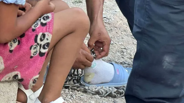 Detenida por encadenar y encerrar a sus hijas en Chihuahua
