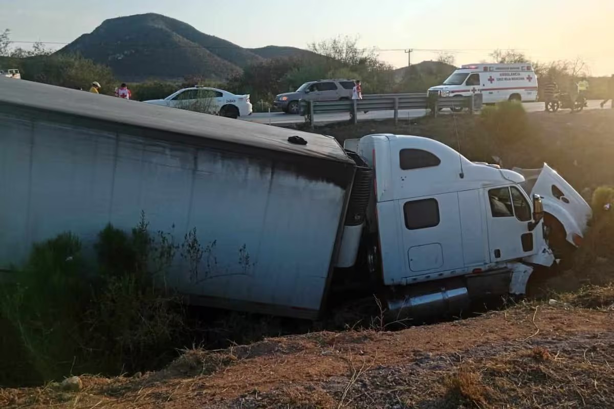 14 migrantes heridos por volcadura en Navojoa, Sonora