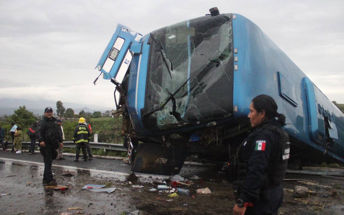 Viajaban Oaxaqueños en autobús que volcó en Puebla