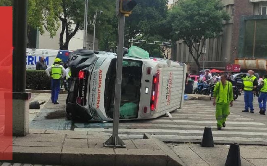 Vuelca ambulancia tras choque en paseo de la Reforma en CDMX