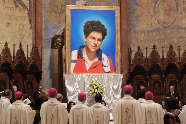 El papa canonizará al primer santo milenial probablemente en 2025