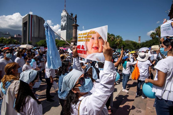 Iglesia pide leyes que den opciones a mujeres embarazadas y no solo el aborto