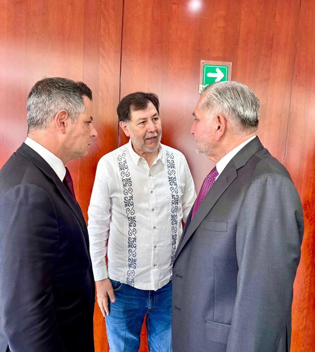 Reciben morenistas con cordialidad a Murat; a pesar de críticas y señalamientos por su actuar