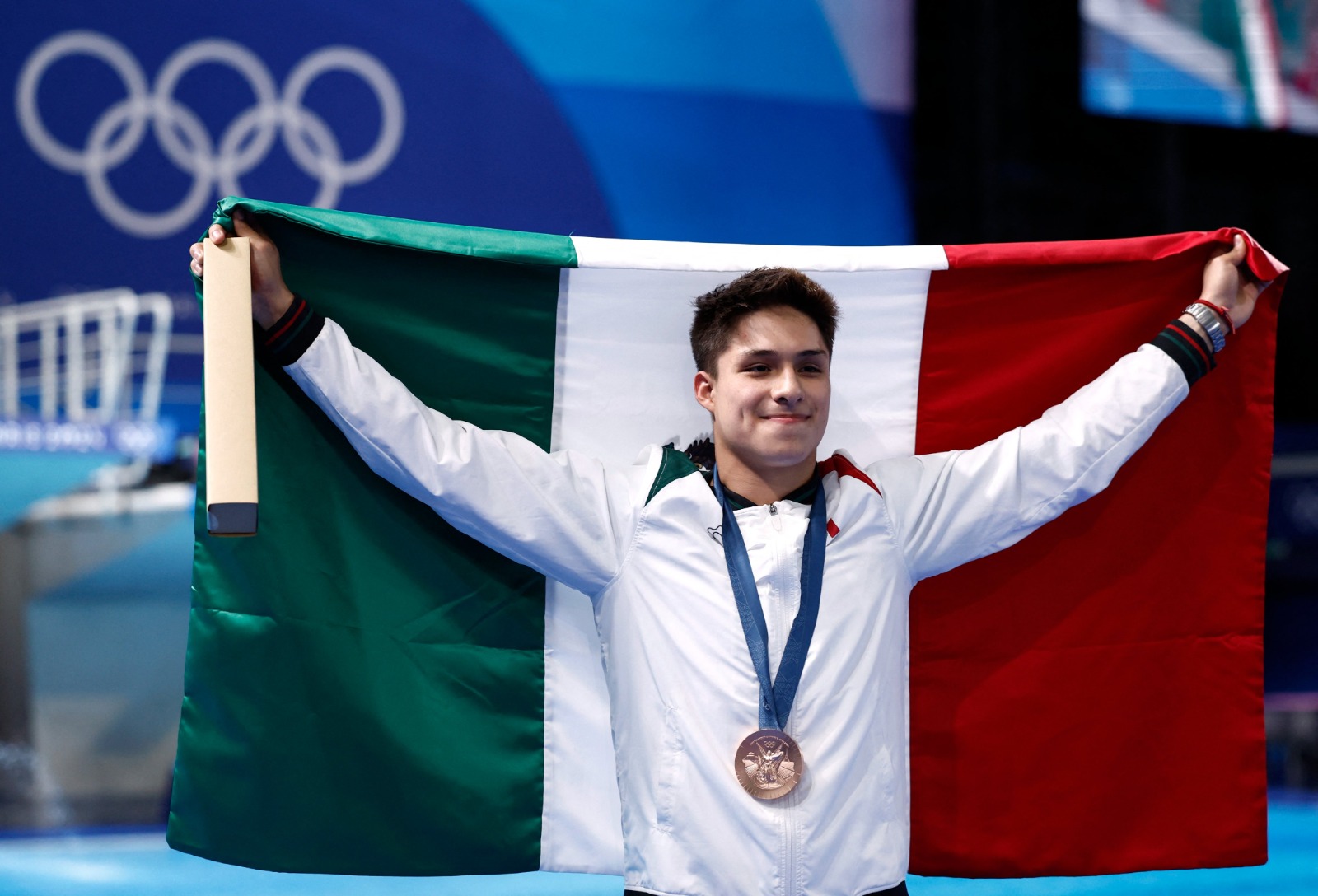 Clavadista Osmar Olvera logra bronce en París 2024
