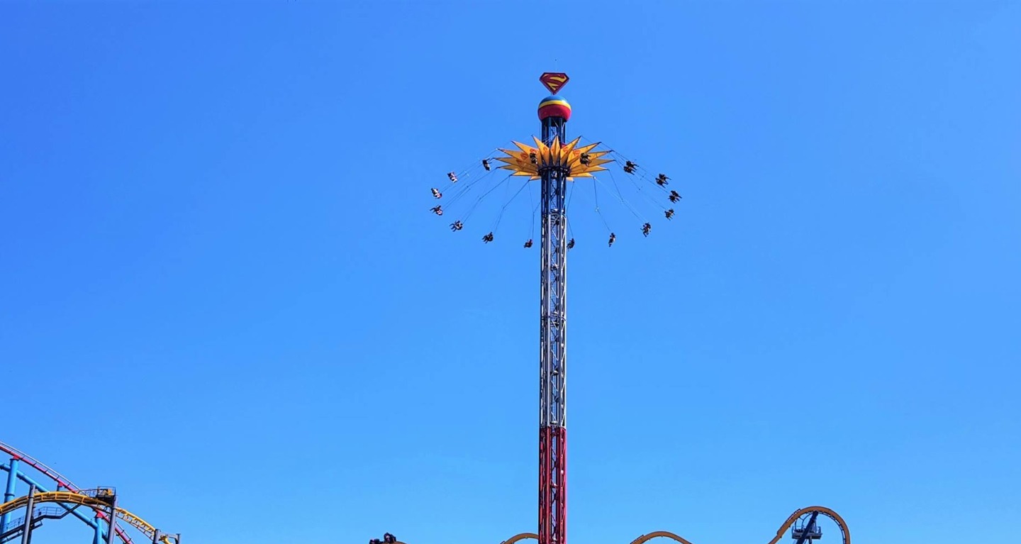 Terror en las alturas ¡En Six Flags clima causó que atracción pausara a 70 metros de altura!