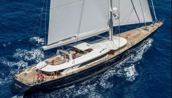 Un muerto y seis desaparecidos tras el naufragio de un yate de lujo en Italia