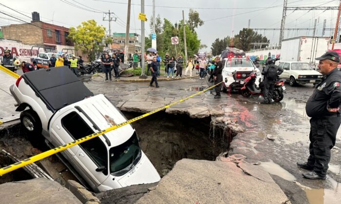 Por lluvias cae camioneta en Ecatepec